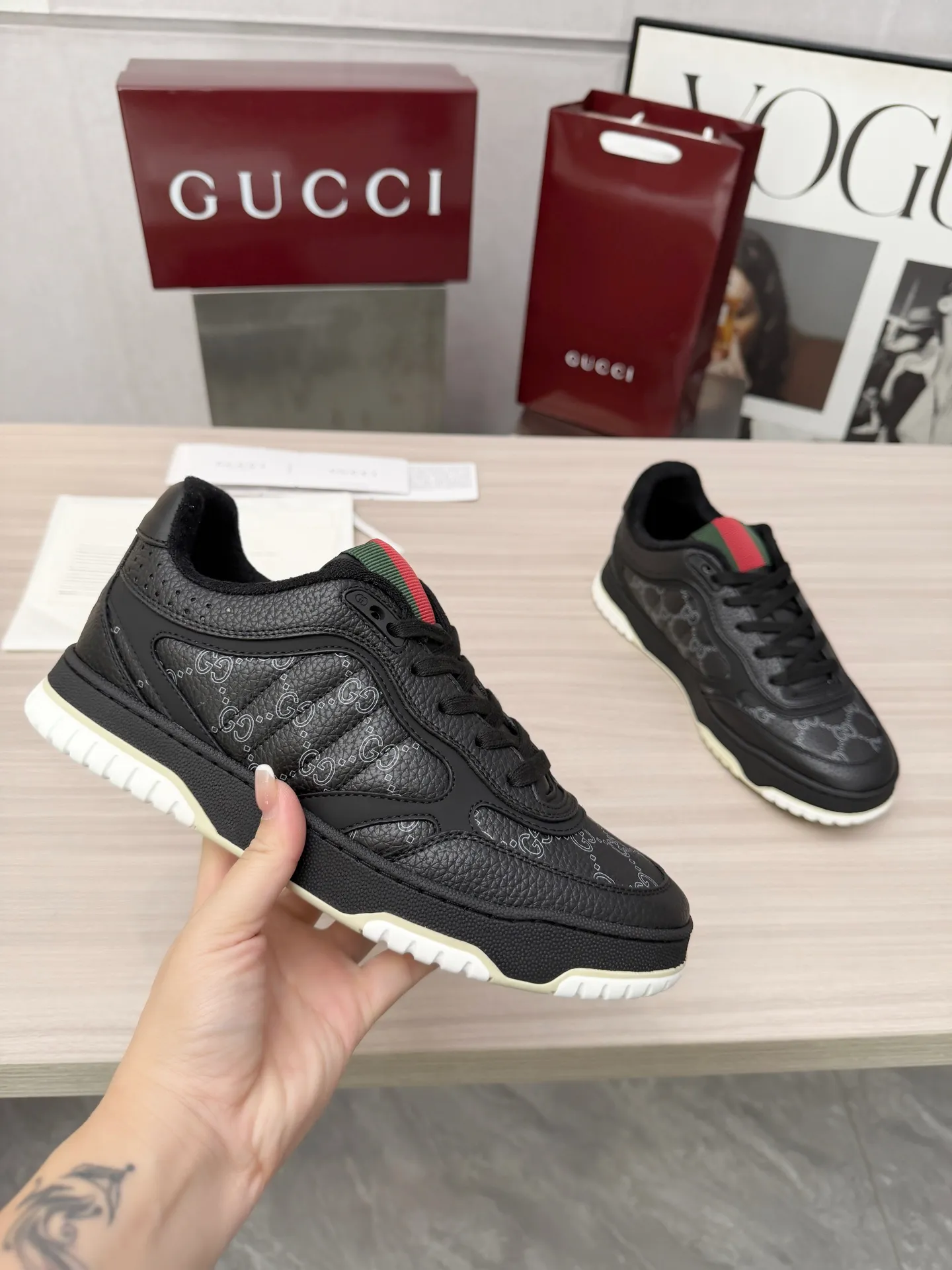 [G Home] P: 600💰 Couple size: Female 35-40. Male 39-44 (45 custom-made) 🆕2025.GUCC Gucci original order quality The latest popular high and low top aged couple sneakers series shipped original purchase development and production, this high and low top sneakers adopt a basketball-style silhouette design, cleverly integrated with hollow panels and distressed effects, showing unique ingenuity. The ingenuity incorporates brand logo details such as interlocking Double G styling accessories and Gucci lettering, a low-key tribute to the brand's design heritage. Exquisite packaging at the delivery counter 🛍📦 ▪️ Fabric: Original customized imported first-layer cowhide ▪️ Inner lining: Imported first-layer cowhide ▪️ Sole: Original molded two-color TPU sole ▪️ Sole thickness: 3cm